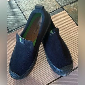 Cariuma Slip-on Sneaker Uni-sex Black Knit